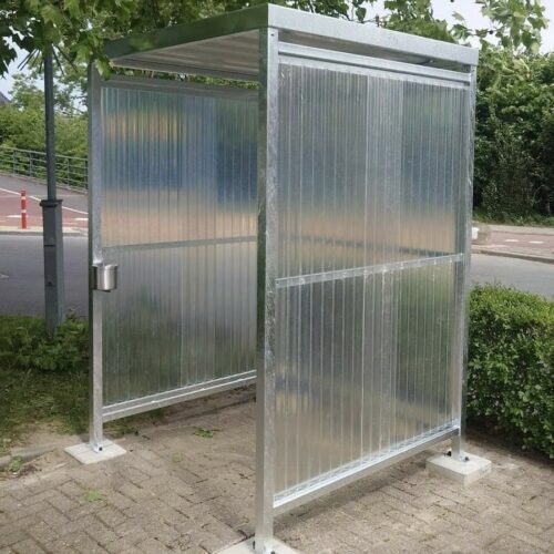 Rookhok - rookabri Perdok 43 Compacte rookoverkapping model Perdok van verzinkt staal geplaatst in Zoeterwoude inclusief zelfdovende RVS asbak