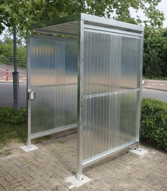 Compacte rookoverkapping model Perdok van verzinkt staal geplaatst in Zoeterwoude inclusief zelfdovende RVS asbak
