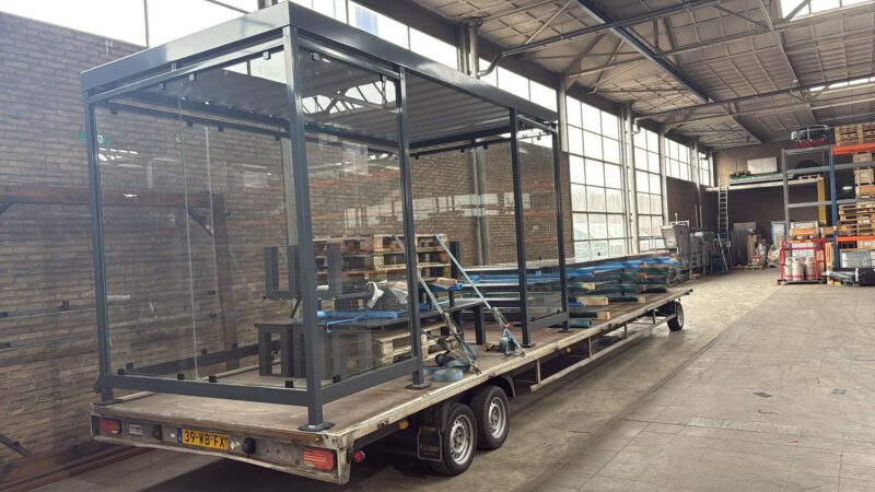 Rookabri op wagen in werkplaats gereed voor transport naar Brussel