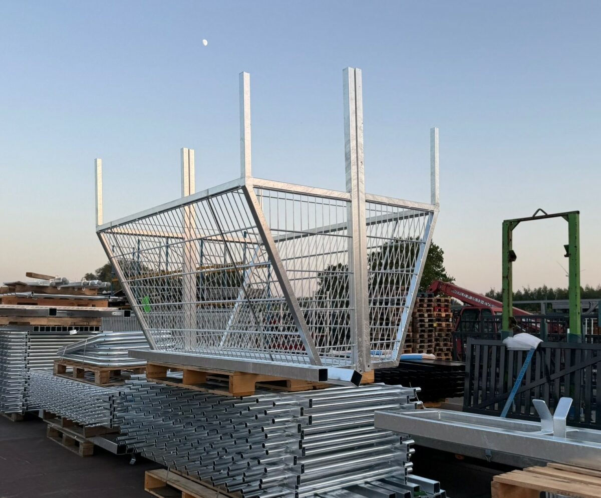 Productie gereed voor montage | SKWshop 2 Verzinkte voetbaldoelen 3x2m model TRD300 gereed voor montage op sportlocatie in Sneek.