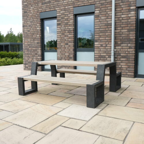 KUnststof Picknicktafel Matrix 47 Onderhoudsvrije picknicktafel uit de Govaplast Matrix-serie op het bedrijfsterrein bij Beton und Monier Bau GmbH