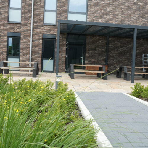 KUnststof Picknicktafel Matrix 29 Volledige inrichting van bedrijfsterras met Govaplast Matrix parkbanken en picknicktafels in Nordhorn