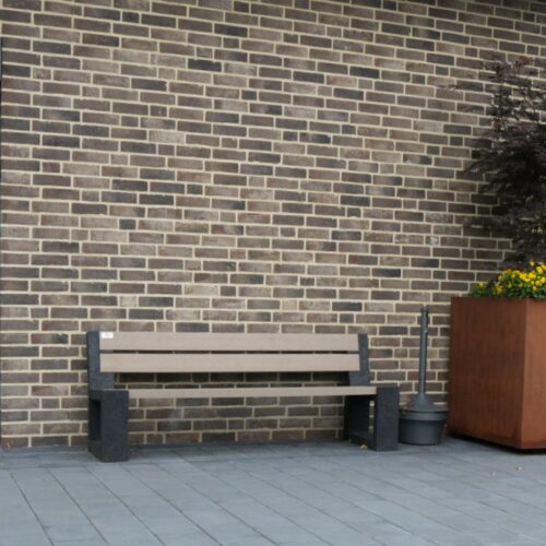 Kunststof parkbank Matrix 21 Govaplast Matrix parkbank naast cortenstalen plantenbak op personeelsentree van Beton und Monier Bau GmbH Nordhorn