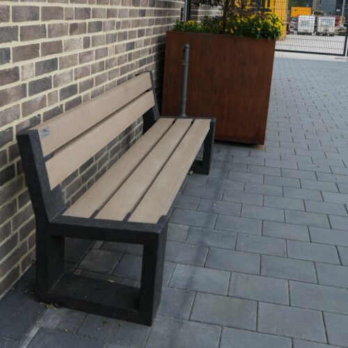 Kunststof parkbank Matrix 20 Detailopname Govaplast Matrix parkbank uitgevoerd in gerecycled kunststof bij bedrijfsterrein Nordhorn