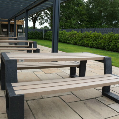 KUnststof Picknicktafel Matrix 28 SKWshop projectrealisatie met duurzame picknicksets Govaplast parkmeublair in Nordhorn