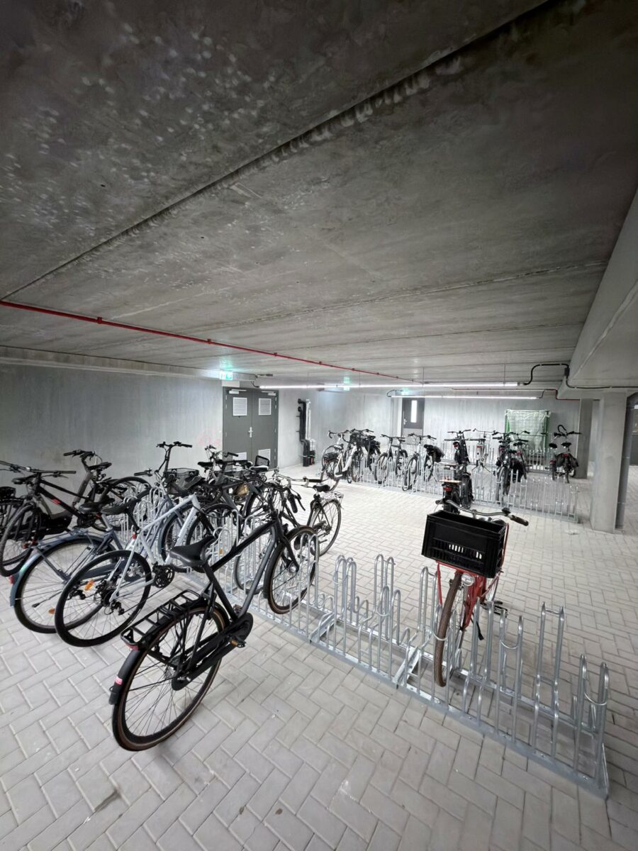 Fietsoverkapping BF1000 geplaatst bij Brinkhotel Zuidlaren 3 Fietsenstalling in nieuw appartementencomplex in Heerhugowaard voorzien van verzinkte fietsenrekken