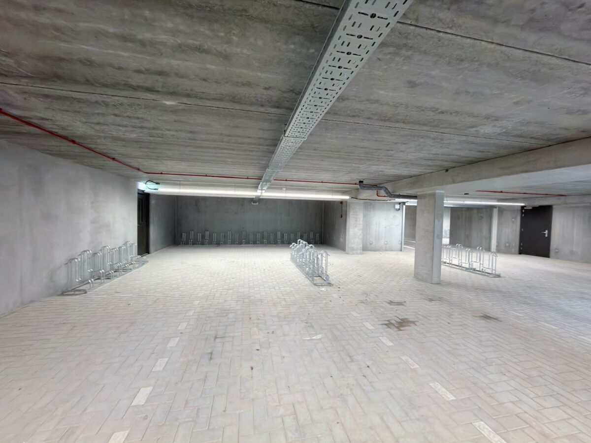 Fietsoverkapping BF1000 geplaatst bij Brinkhotel Zuidlaren 4 Ondergrondse fietsenstalling met verzinkte fietsrekken in nieuwbouwproject Heerhugowaard