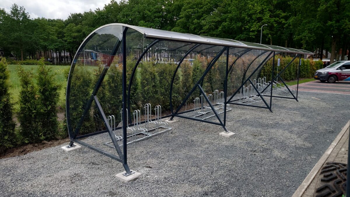 Fietsoverkapping BF1000 geplaatst bij Brinkhotel Zuidlaren 1 Fietsoverkapping BF1000 van 9 meter lang in RAL 7016 antraciet met FR4000 fietsenrekken geplaatst bij het Brinkhotel in Zuidlaren
