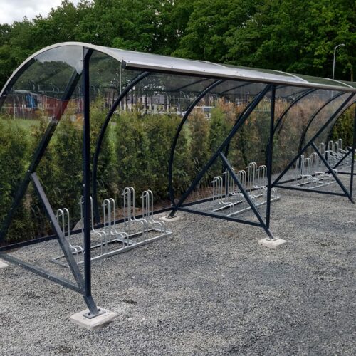 Fietsoverkapping BF1000 – Halfrond & Transparant 272 Fietsoverkapping BF1000 van 9 meter lang in RAL 7016 antraciet met FR4000 fietsenrekken geplaatst bij het Brinkhotel in Zuidlaren