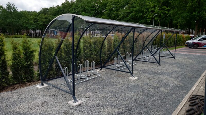 Fietsoverkapping BF1000 van 9 meter lang in RAL 7016 antraciet met FR4000 fietsenrekken geplaatst bij het Brinkhotel in Zuidlaren