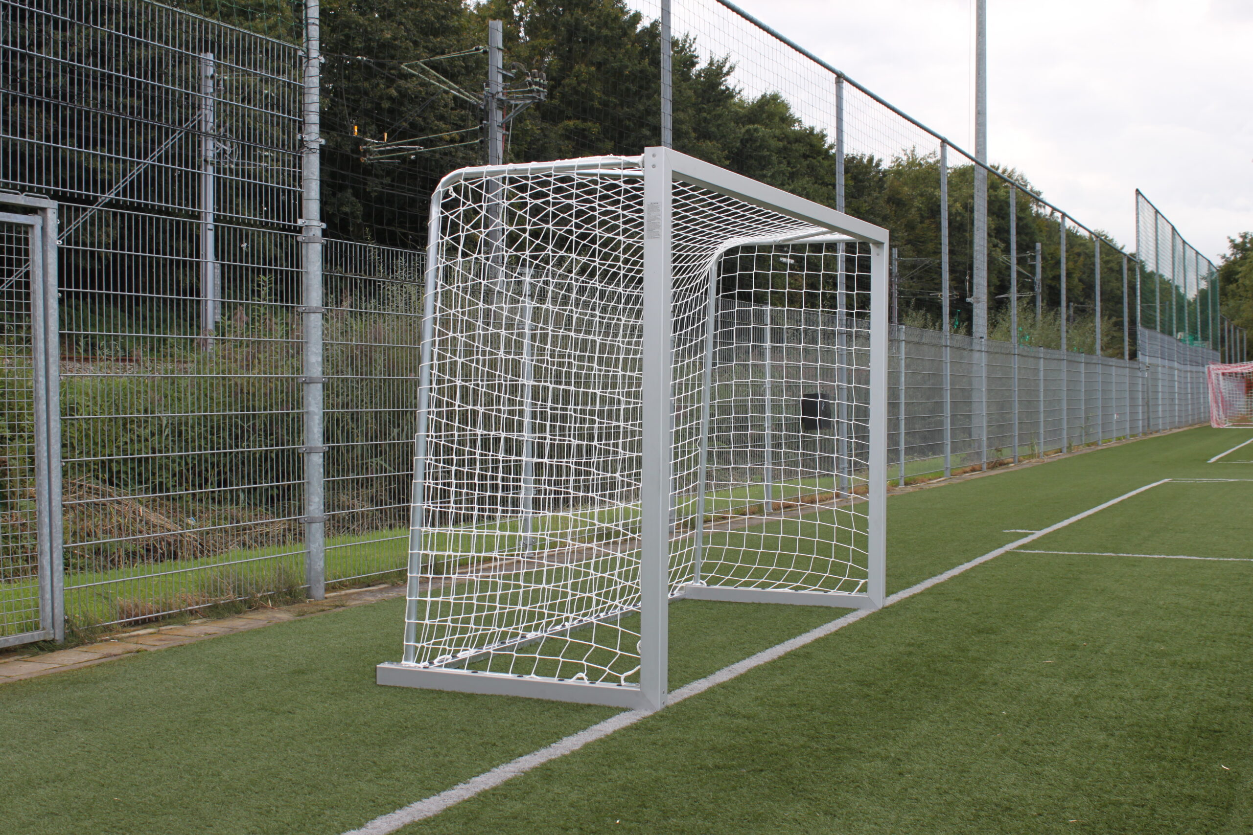 Voetbaldoel 3 x 2 meter JVD135 2 Jeugdvoetbaldoel 3x2 meter JVD135 voor sportvelden en schoolpleinen