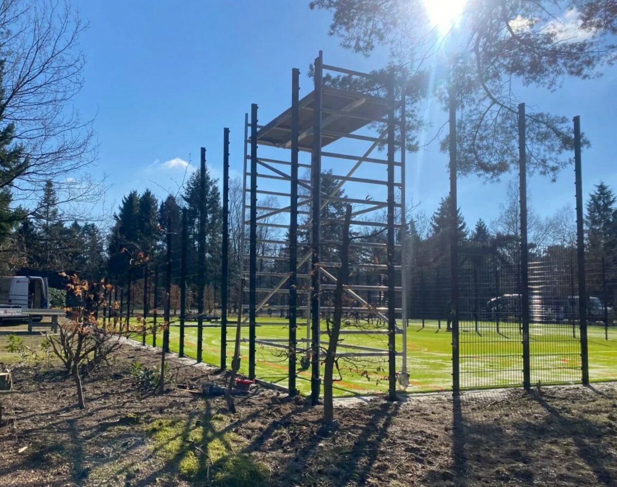 Terugkijken op een mooi sportproject in Ermelo 2 Monteurs plaatsen de staalconstructie van een multifunctionele sportkooi bij Camping De Paalberg in Ermelo