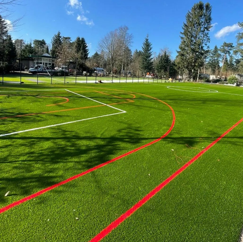 Terugkijken op een mooi sportproject in Ermelo 1 Nieuw aangelegde kunstgrasvloer voor voetbal, basketbal, tennis en beachvolleybal in Ermelo