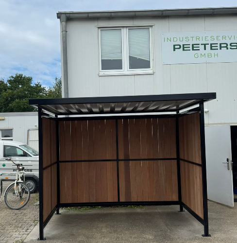 Fietsoverkapping Nordic – Met FSC-Hardhout 19 Vooraanzicht van fietsoverkapping Nordic met FSC-hardhouten wanden en frame in RAL 9005 bij Group Peeters Duitsland, Nörvenich