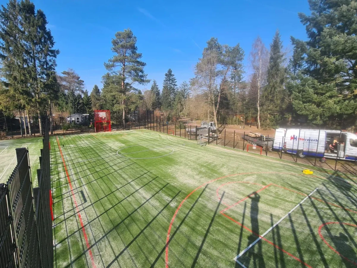 Terugkijken op een mooi sportproject in Ermelo 3 Overzichtsfoto van de montage van een multifunctioneel sportcomplex met werkbussen van Hoving Hekwerk in Ermelo