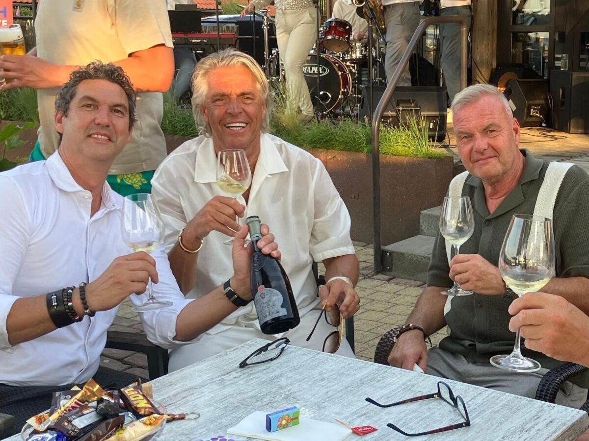 SKWshop aanwezig bij de Haring Party 2026 van Martini Business 7 Gasten genieten van hapjes, drankjes, live muziek en een uitgebreid buffet tijdens de Haring Party van Martini Business.