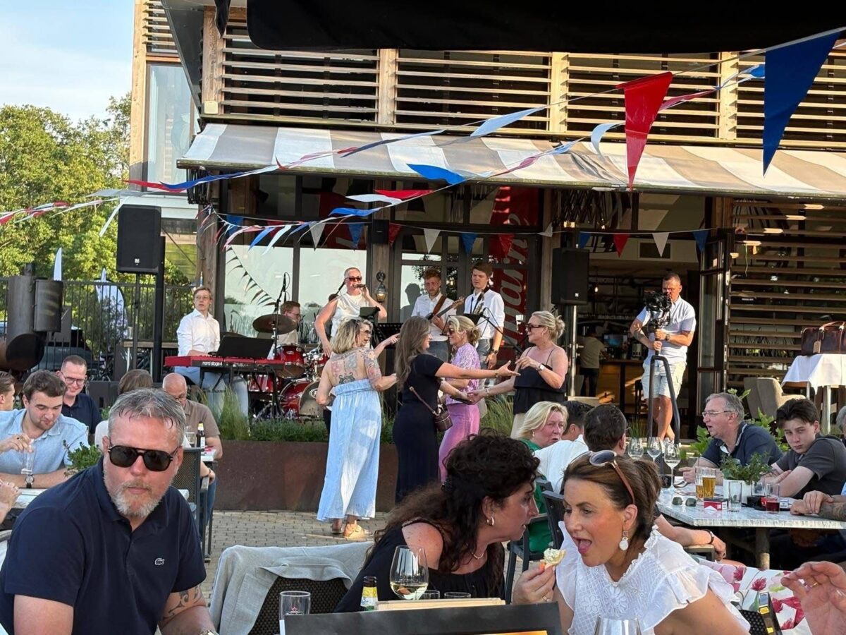SKWshop aanwezig bij de Haring Party 2026 van Martini Business 4 Gasten genieten van hapjes, drankjes, live muziek en een uitgebreid buffet tijdens de Haring Party van Martini Business.