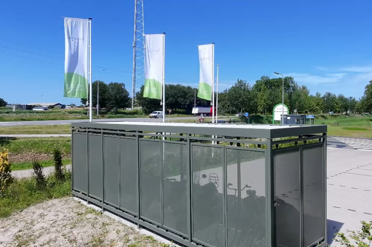 Fietsoverkapping Hagen geplaatst bij Afvalverwerking Stainkoeln B.V. in Groningen 3 Overdekte fietsenstalling Hagen voor medewerkers en bezoekers bij een bedrijf in Groningen.