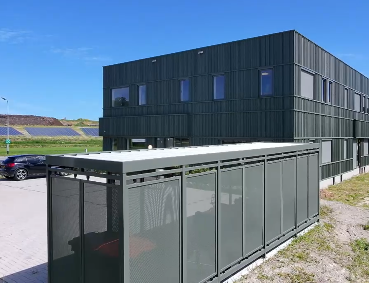 Fietsoverkapping Hagen geplaatst bij Afvalverwerking Stainkoeln B.V. in Groningen 4 Moderne fietsoverkapping Hagen met thermisch verzinkte stalen constructie.