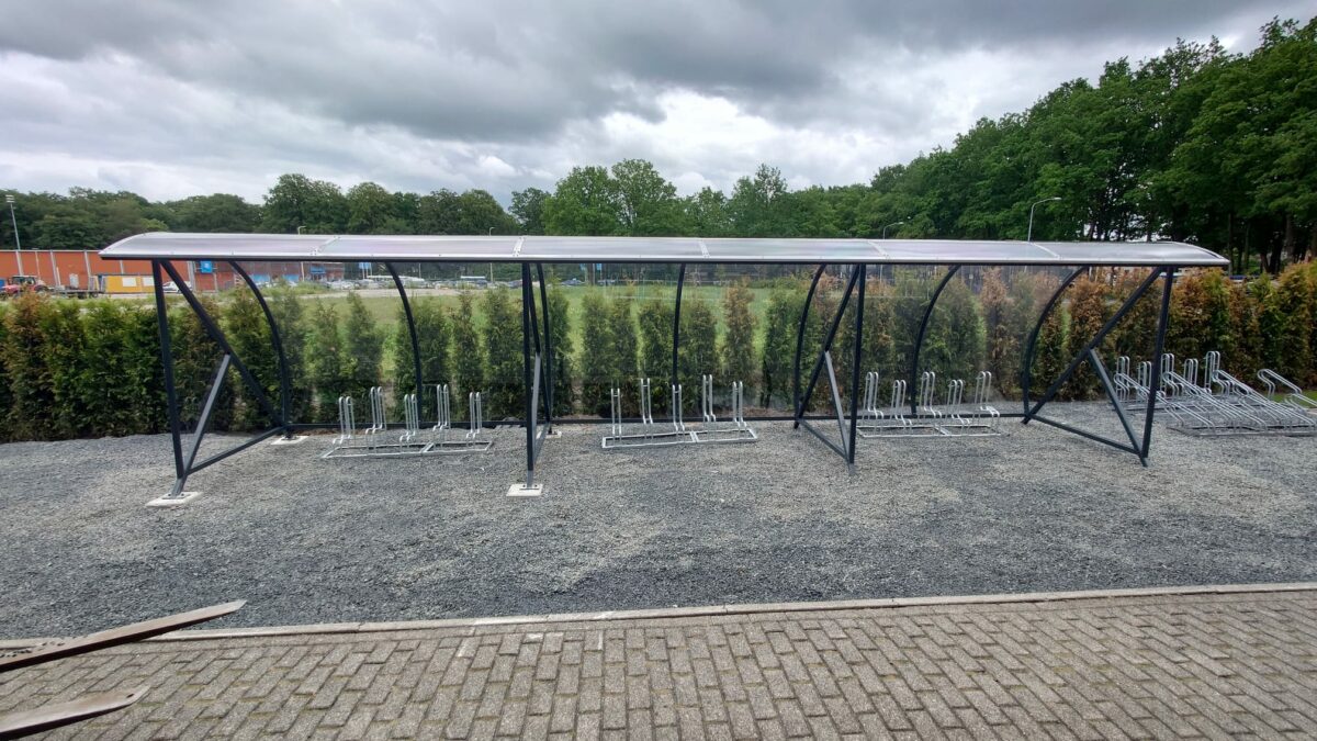 Fietsoverkapping BF1000 geplaatst bij Brinkhotel Zuidlaren 2 Fietsoverkapping BF1000 van 9 meter in RAL 7016 met FR4000 fietsenrekken geplaatst bij het Brinkhotel in Zuidlaren, vooraanzicht van de complete fietsenstalling