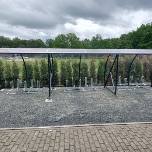 Fietsoverkapping BF1000 – Halfrond & Transparant 273 Fietsoverkapping BF1000 van 9 meter in RAL 7016 met FR4000 fietsenrekken geplaatst bij het Brinkhotel in Zuidlaren, vooraanzicht van de complete fietsenstalling
