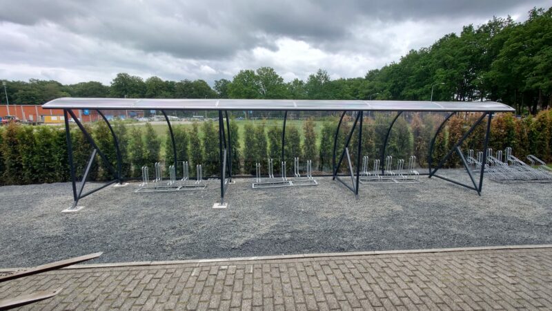 Fietsoverkapping BF1000 van 9 meter in RAL 7016 met FR4000 fietsenrekken geplaatst bij het Brinkhotel in Zuidlaren, vooraanzicht van de complete fietsenstalling