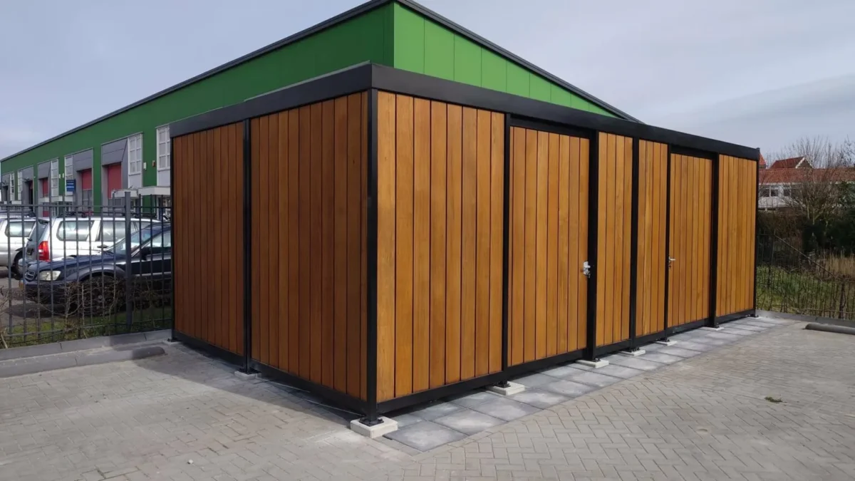 Een fietsoverkapping plaatsen? 17 onmisbare vragen vooraf 3 fsluitbare Timber fietsoverkapping met hardhouten wanden, groen dak en extra hoogte voor etagerekken in Westzaan