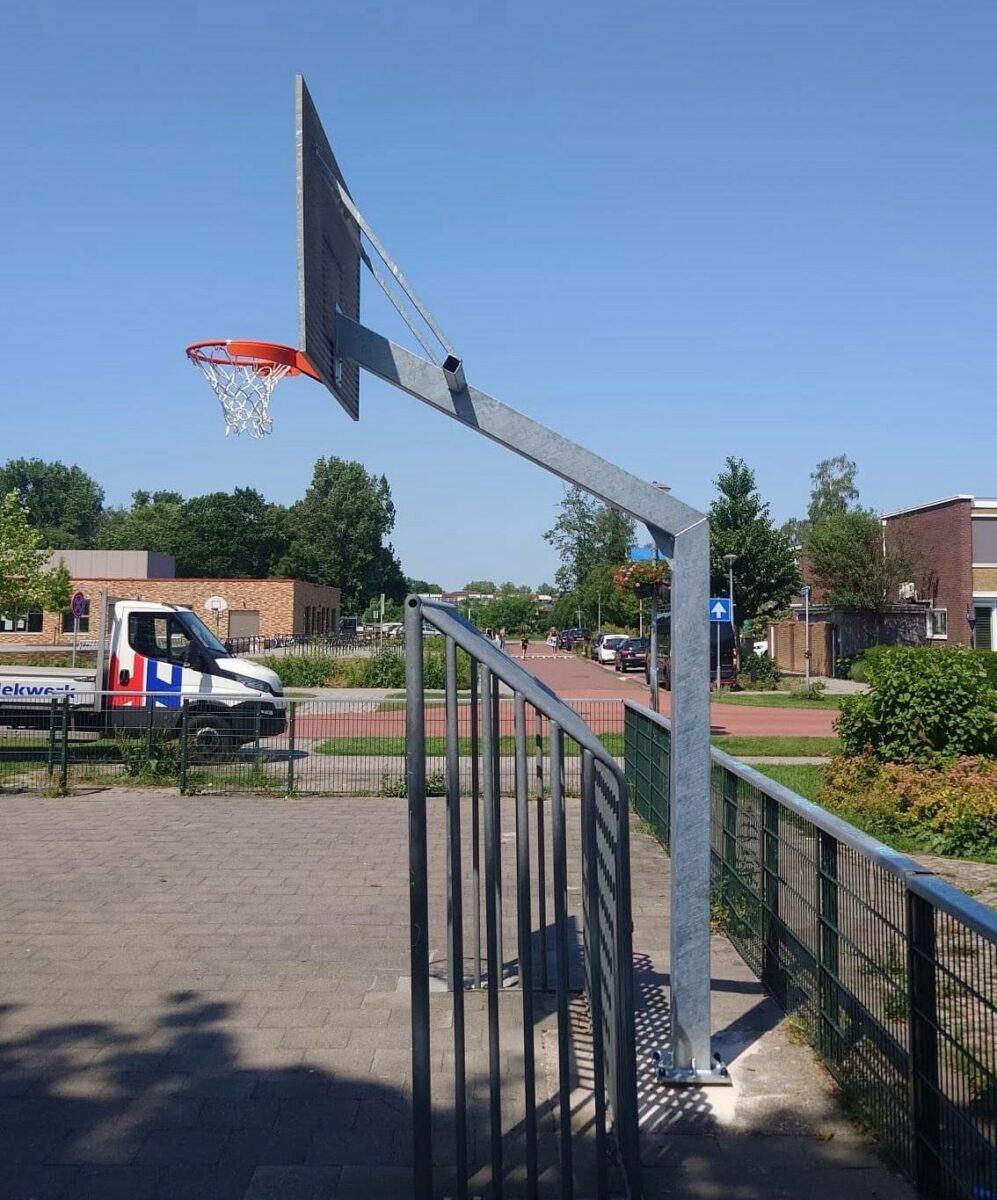 Van Hoogezand tot Doesburg - Een dag vol projecten in de openbare ruimte 1 Antivandalisme basketbalpaal Heavy met geluidsarm wedstrijdroosterbord geplaatst in Hoogezand