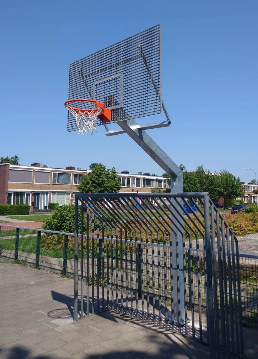 Van Hoogezand tot Doesburg - Een dag vol projecten in de openbare ruimte 2 Basketbalvoorziening met antivandalisme basketbalpaal Heavy in Hoogezand