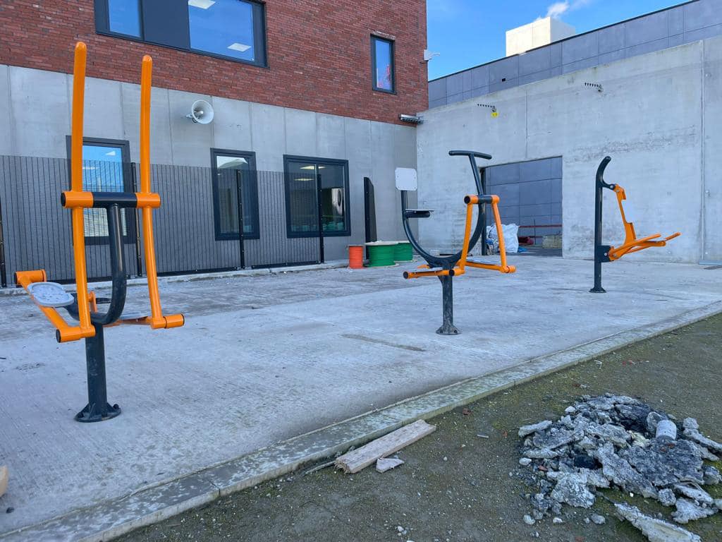 Waarom buitenfitness steeds populairder wordt in Nederland 11 Outdoor fitness toestellen bij de Gevangenis van Haren in Brussel voor krachttraining, calisthenics en bewegen in de buitenlucht