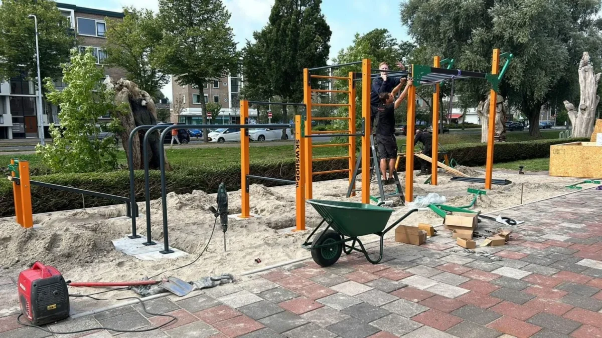 Waarom buitenfitness steeds populairder wordt in Nederland 3 Buitenfitness toestel bij Atletiekvereniging Zuidwal in Huizen voor krachttraining, warming-up en functionele training in de buitenlucht