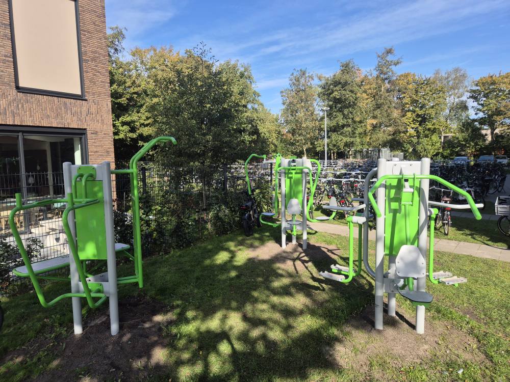 Waarom buitenfitness steeds populairder wordt in Nederland 4 Buitenfitness toestellen geplaatst op het terrein van OVO Fryslân-Noord in Stadskanaal