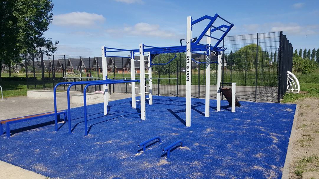 Waarom buitenfitness steeds populairder wordt in Nederland 6 Calisthenics toestel in Groningen Leeuwenborg met outdoor fitness en rekstangen voor krachttraining in de openbare ruimte
