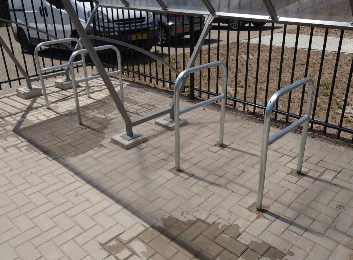 Van Hoogezand tot Doesburg - Een dag vol projecten in de openbare ruimte 3 Fietsnietjes D60 met tussenbuis geplaatst bij fietsoverkapping Velo in Varsseveld