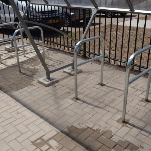 Fietsoverkapping Velo - Compact en Voordelig 29 Fietsnietjes D60 met tussenbuis geplaatst bij fietsoverkapping Velo in Varsseveld