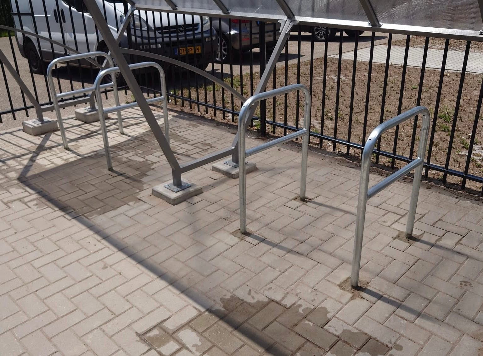 Fietsoverkapping Velo - Compact en Voordelig 15 Fietsnietjes D60 met tussenbuis geplaatst bij fietsoverkapping Velo in Varsseveld