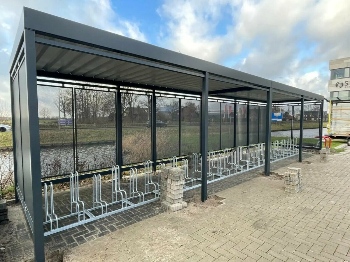 Een fietsoverkapping plaatsen? 17 onmisbare vragen vooraf 2 Fietsoverkapping Hagen met fietsenrekken FR4000 op bedrijventerrein voor veilig en overdekt fietsparkeren