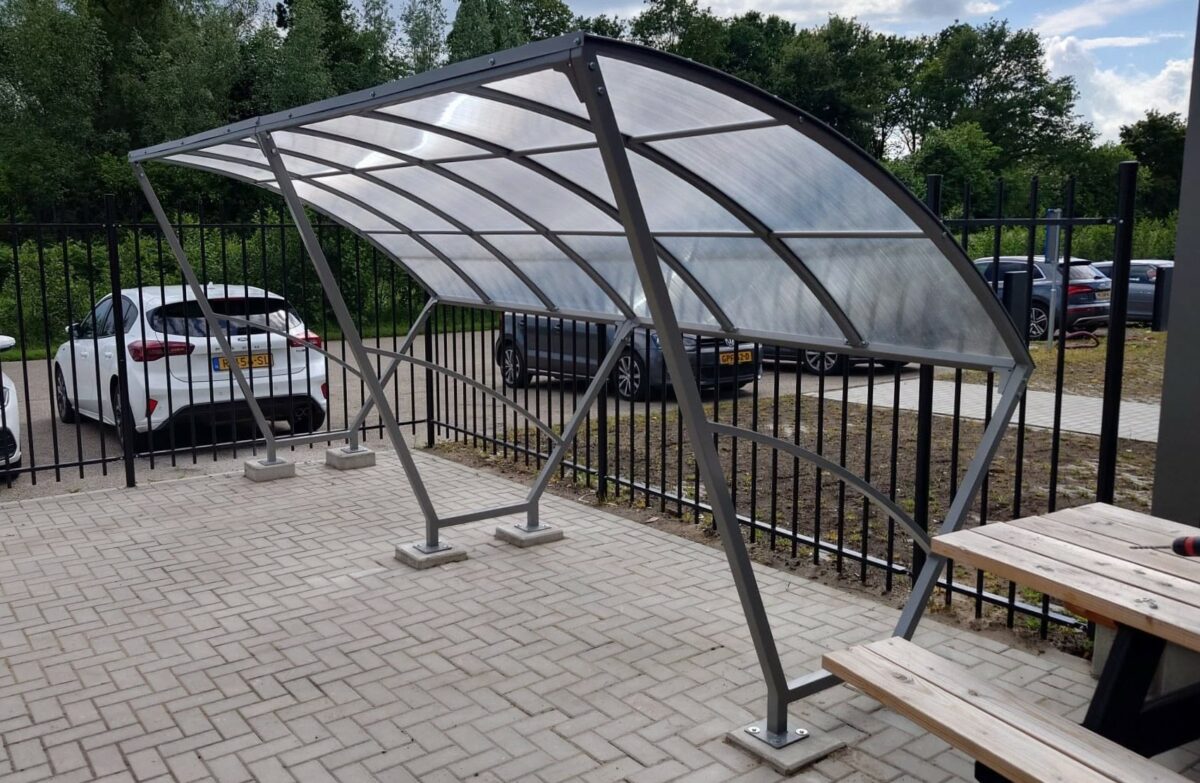 Fietsoverkappingen geplaatst in Varsseveld en Tienen 1 Fietsoverkapping Velo geplaatst op bedrijfsterrein in Varsseveld