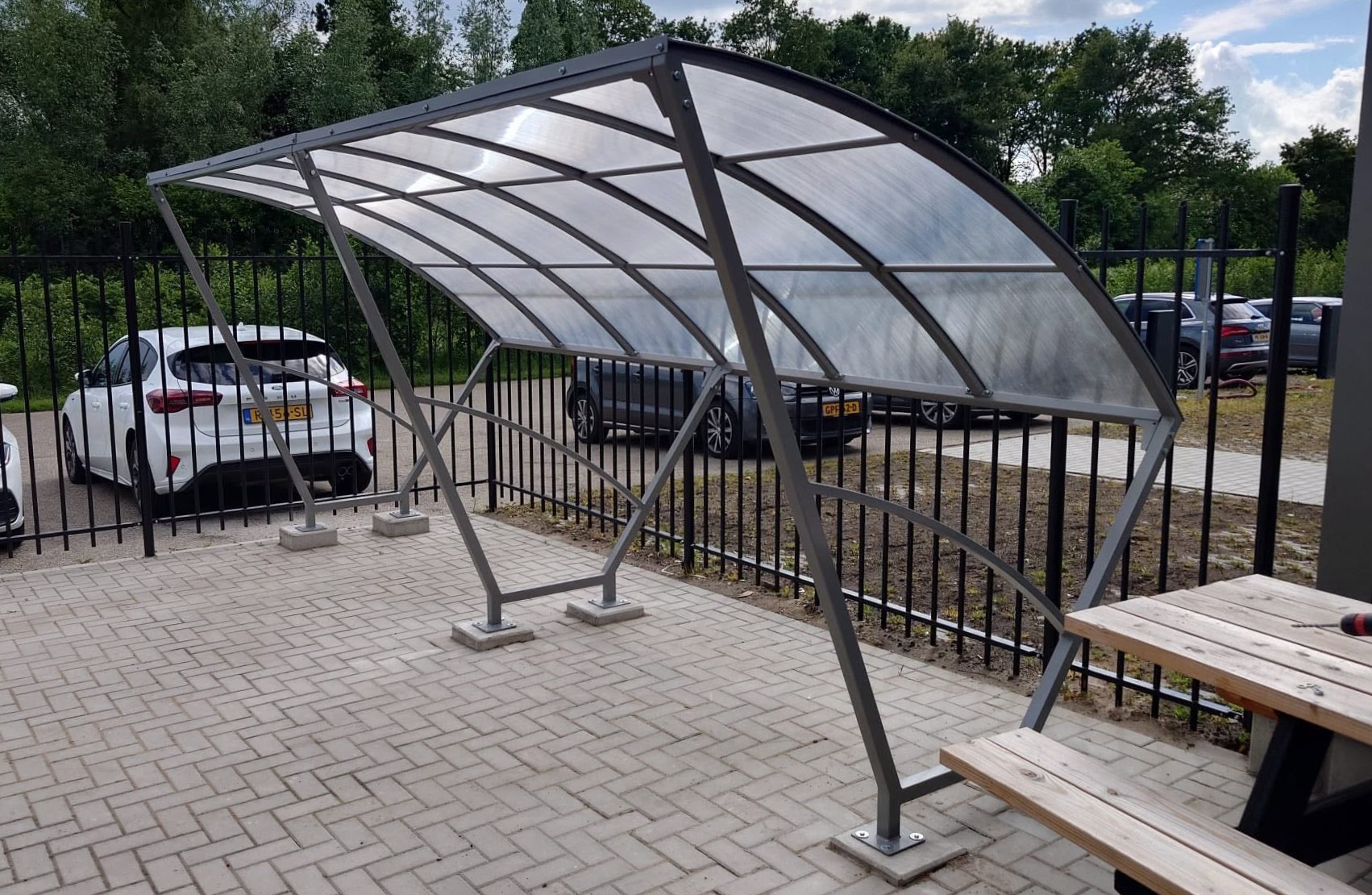 Fietsoverkapping Velo - Compact en Voordelig 6 Fietsoverkapping Velo geplaatst op bedrijfsterrein in Varsseveld