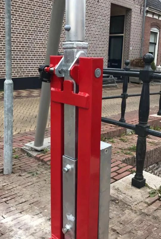 Wat kost een slagboom? Alles over prijzen, uitvoeringen en mogelijkheden 5 Detail van handbediende slagboom bij brug met hoofdsteun
