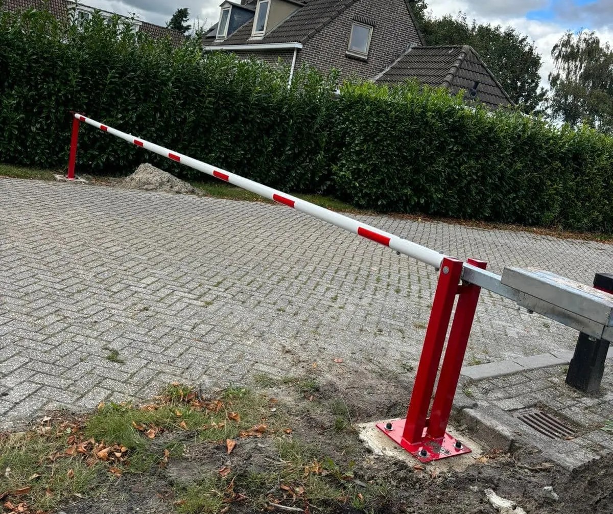 Wat kost een slagboom? Alles over prijzen, uitvoeringen en mogelijkheden 1 Handbediende slagboom met vaste eindsteun geleverd en gemonteerd bij een camping voor toegangscontrole van voertuigen