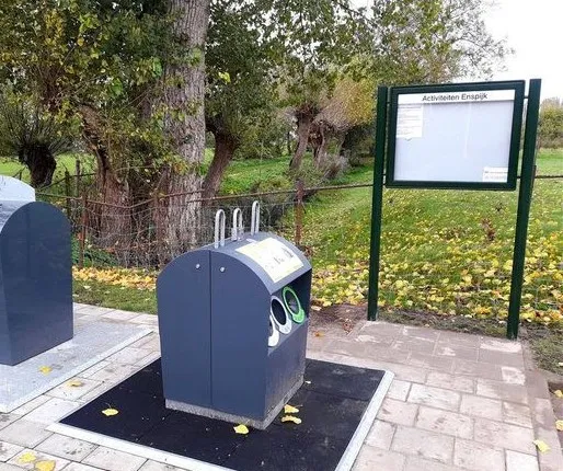 Vrijstaand informatiebord buiten geleverd en gemonteerd in Enspijk