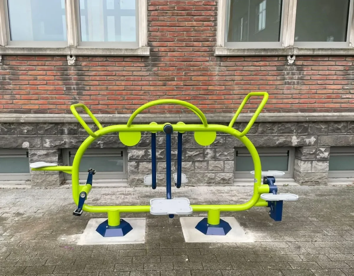 Waarom buitenfitness steeds populairder wordt in Nederland 7 Kinderfitness toestellen op het schoolplein van SBO De Horizon met duurzame buitenfitness apparatuur voor actief bewegen tijdens de pauze