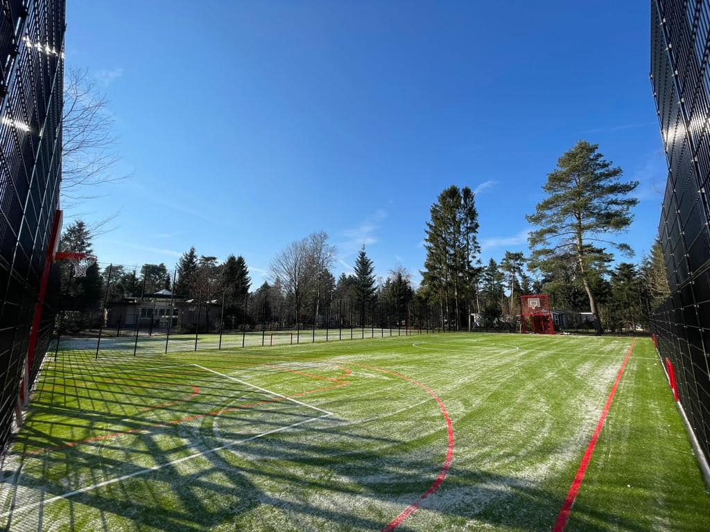 Terugkijken op een mooi sportproject in Ermelo 4 Overzicht van multifunctioneel sportcomplex van 1.224 m² bij Camping De Paalberg in Ermelo met sportkooi en kunstgrasvloer