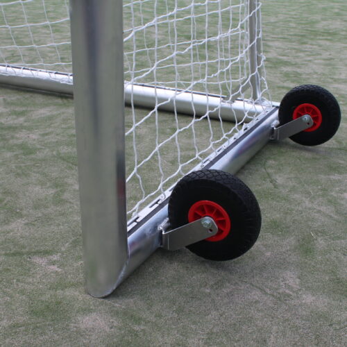 Detailfoto van de transportwielen van het VD90 Pro aluminium voetbaldoel voor eenvoudig verplaatsen op het sportveld.