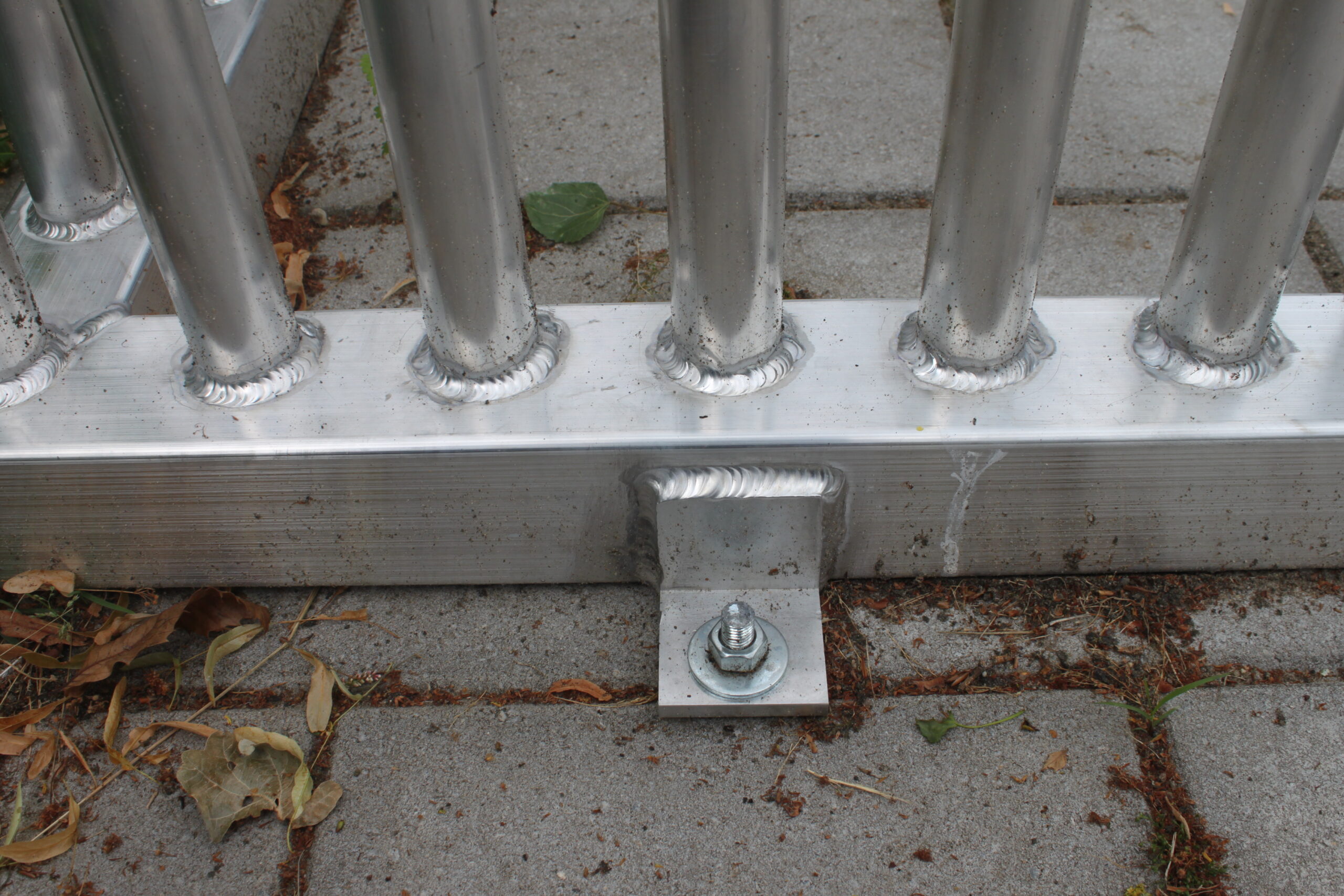 Antivandalisme doel 1.2 x 0.8m 5 Detail van de aangelaste bevestigingspunten van het antivandalisme doel