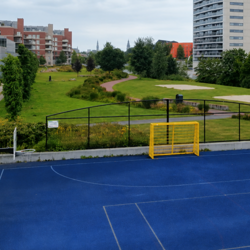 Voetbaldoeltjes model TRD300 135 Ballenvangnetten en gele voetbaldoelen bij de Euroborg circa zeven jaar na plaatsing
