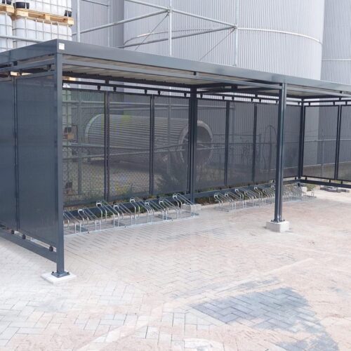 Fietsoverkapping Hagen – Luxe Design & Maatwerk 123 Moderne fietsoverkapping Hagen van 8 x 2 meter met FR1000 fietsenrekken geplaatst bij De Klerk in Werkendam.