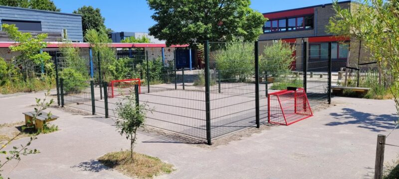 Complete pannakooi van SKWshop geplaatst in Wijchen met rode doelen en antraciet hekwerk