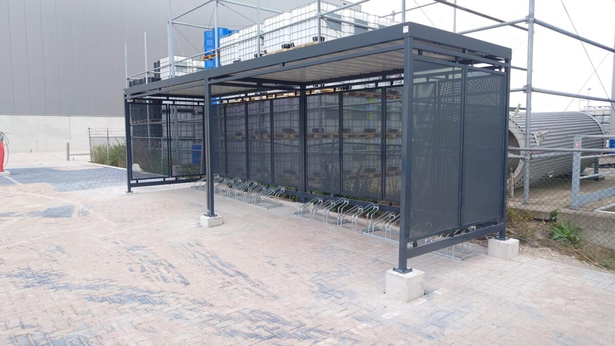 Terugblik voor de zomervakantie: een mooie eerste helft van 2026 2 Moderne fietsoverkapping Hagen 8 x 2 meter in RAL 7016 met FR1000 fietsenrekken geplaatst bij De Klerk in Werkendam.